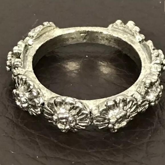 Silver Floral Eternity Ring Stamped Size 7. - Picture 6 of 7